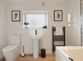 The Lodge - comfortable, stylish, 3 bedroom home with 3-6 beds near Utilita Arena - free parking