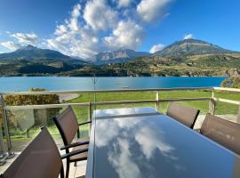 La terrasse au bord du Lac, vue panoramique lac et montagnes , 2 ch, linge et ménage inclus, hôtel à Savines