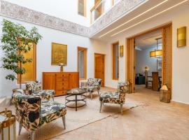 Riad SWAN-exclusif - Piscine chauffée - Petit déjeuner, hotel in Marrakesh