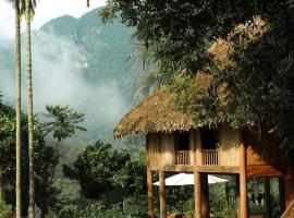 Thai House Pu Luong - Century Old Stilt House with Terrace Views, hotel in Hương Bá Thước