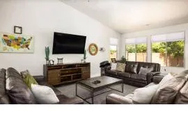 Spacious 5 bedroom house with pool access!