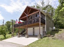 Lake House Retreat - Private Hot Tub, hotel in Lampe