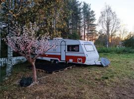 Santa's winter Caravan-Kabe Royal, khu glamping ở Rovaniemi