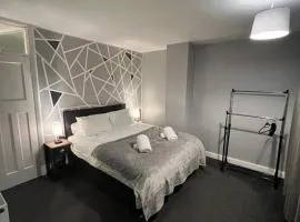 Purcell Guest House - Cosy Stay - Terrace - Entire 2 Story House - Contractors - Family - Sleeps 5 - 2 Kingsize or 4 Single beds - Sofa bed -
