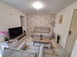 Belle maison au bord du plan d'eau, hotel en Saint-Jean-dʼAngély