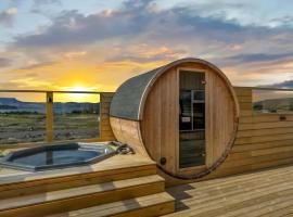 Cozy Cabin with Hot Tub & Sauna - Ultimate Retreat, hotel u kojem su ljubimci dozvoljeni u gradu 'Vei&eth;ilundur'