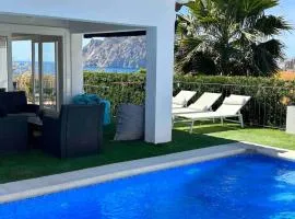 Espectacular villa junto a la playa, piscina privada y vistas al mar