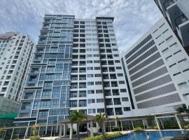 Exec 1BR One Manchester Place with pool, beach pass is P 350 pp, hotel in Punta Engaño