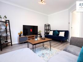 Spacious 3 Bed Home In The Heart Of Bridgend - By EKLIVING LUXE Short Lets & Serviced Accommodation、ブリジェンドのホテル