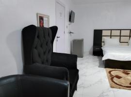 WAVELENGTH HOTEL AND SUITEs，Ajao的飯店