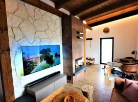 Lakeside Cottage with Sauna and Pool, cabin in Moravany nad V&aacute;hom