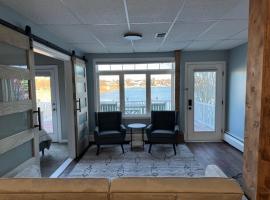 Peninsula Point Cozy Lakefront Condo 1BR 1BA, hotel din Montague