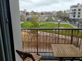 Bel appartement proche Paris, hotel in Bois-Colombes