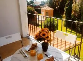 Relájate cerca del mar, con vistas a las termas romanas