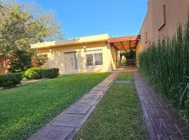Casa familiar con doble patio, cochera, fácil acceso en el centro de Escobar