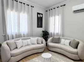 Central Luxury Stay, Stylish Urban Escape