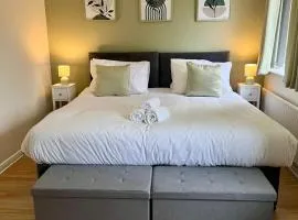 The Olive House - 4 Bedroom, Sleeps 8, Contractors Welcome