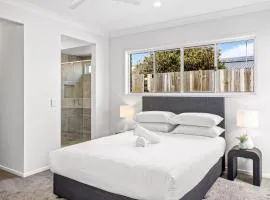 Brand-New 4-Bed Beach House with Alfresco Dining