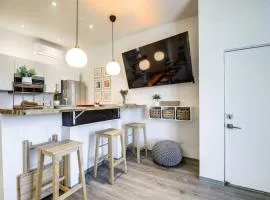 Luxury Barndo 2AN Europe Style Farm Stay Chickens