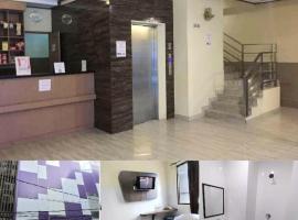 Golden Inn Ambon, vie&scaron;butis su vietomis automobiliams mieste Ambonas