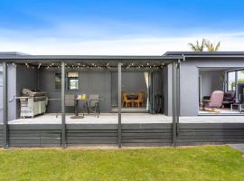 Holidays on Hampton - House plus sleep-out, hotel v destinaci Whangamata