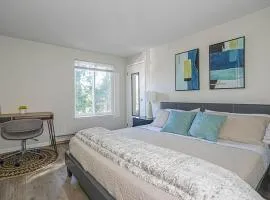 Modern Cozy next to Microsoft, Queen Bed, Parking