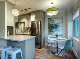 Modern Coastal Downtown, King bed, Work Desk, Kitchen
