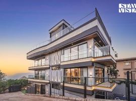 StayVista at Grande Prima - Pool, Theatre Room & BBQ, hotel di Panchgani