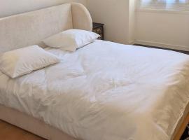 Chambre Voltaire ou Chambre Beckett, terrasse en bord de Sorgue, hotel v destinaci Le Thor