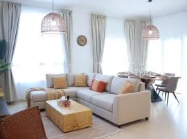 Elegant 2BR Golf View Oasis in Yas Island - Maids Room, Pool & Near Yas Mall