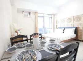Cubao Manhattan Heights Residential Condo TC10N - Bright Studio with Pool, Balcony - Next to AliMall and SM - Walking Distance to Araneta Coliseum and Gateway Mall in Cubao Quezon City - Staycations by SMS