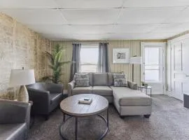 Snug Escape Close to Niagara Falls home