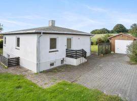 Stunning Home In Sams&oslash; With Wifi, hotel 3 estrellas en Brundby