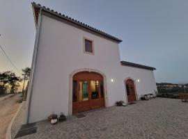 Quinta da Chumbaria - heaven on a hilltop, peace and stunning views!, hotel v destinaci Casal do Monte