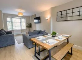 'Station House' Cosy Renovated Family-Friendly Home in Runcorn, Cheshire - Train Station Liverpool Chester Links, Brindley Theatre