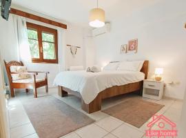 Like home Διαμέρισμα κοντά στο ΤΕΙ και στο κέντρο, hotel en Lamía