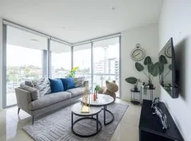 Modern 3BR Riverside APT w Parking near Shops and Park