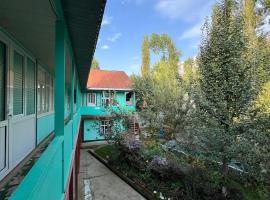 Happy Family Guest House, hotel v destinaci Arslanbob
