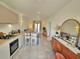 Bel appartement avec piscine Cap Corse- Sisco，Marine de Sisco的附設泳池的飯店