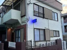 URAYASU HOUSE! for up to 6 people, 15 min bus ride to Disney! Location is 6-8-38 Horie Urayasu City Chiba Prefecture 場所は千葉県浦安市堀江6-8-38です,玄関横のキーボックスの暗証番号はご予約後に宿からのメッセージ欄にてご確認下さい