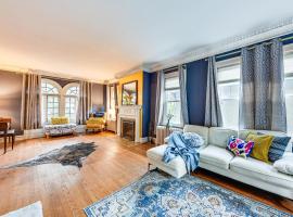 6 Mi to Naval Base Spacious Waukegan Home with Yard، فندق في ووكيغان