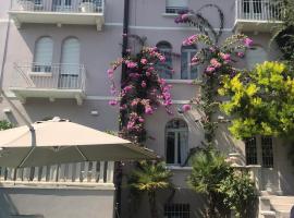 Villa Lucia mit Pool in Gardone Riviera, Gardasee, khách sạn ở Gardone Riviera