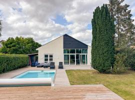 Luxury 300 square meter villa with Pool, chalupa v Kodani