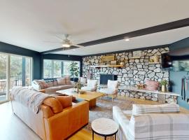 Golf, Hike & More! Sprawling Retreat in Show Low, Hotel in Show Low