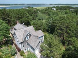Water views great Lt Island location!, hotel em Wellfleet