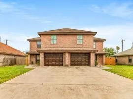 Grand Twin Oasis 6BR Near Beach & Attractions