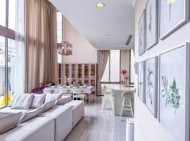 Sukhumvit-Thonglor Luxury Pool Club Villa 5 Mins to BTS 素坤逸-通羅 豪華會所泳池別墅 5分鐘到達地鐵, hotel v destinaci Bangkok