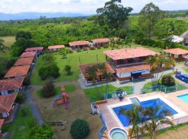 FINCA HOTEL LAS CABA&Ntilde;AS DEL Parque, hotel con pileta en Pueblo Tapado