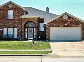 Spacious 4-bedroom house with AC, Wi-Fi superb in the Heart of Arlington, TX!