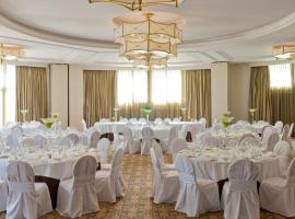 InterContinental Hotels Chantilly Chateau Mont Royal by IHG、シャンティイのホテル